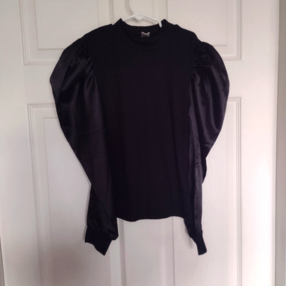 Girls puffed sleeve top. Size 12, runs small